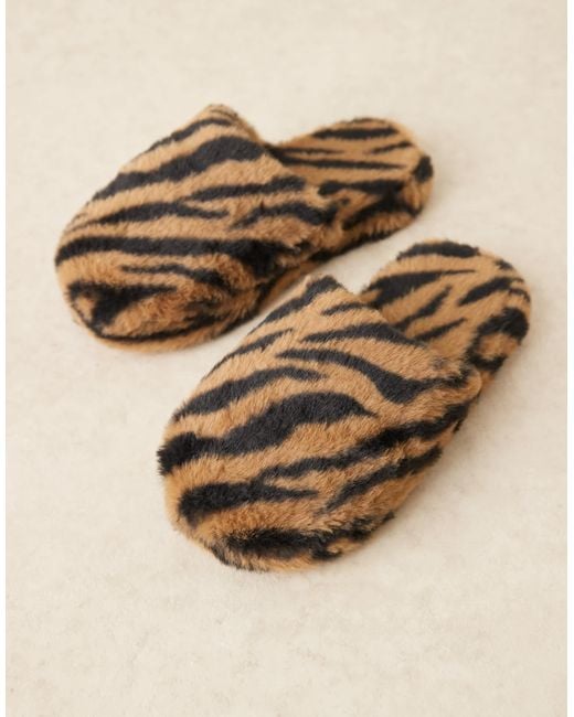 ASOS Natural – zina – hausschuhe mit tigerfellmuster und geschlossener zehenpartie