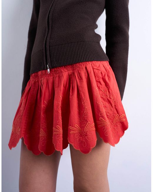 Mini-jupe à motifs ajourés et bords festonnés TOPSHOP en coloris Red