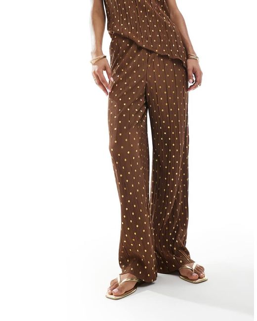Pantaloni Con Fondo Ampio Color Cioccolato E Oro A Pois Plissé di Vero Moda in Brown