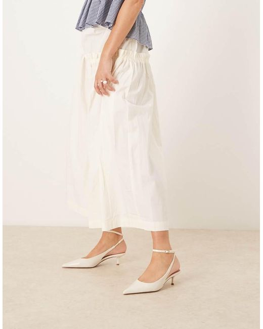Zapatos Blanco Clásicos De Tacón Bajo Con Tira Tobillera De Mango de color Natural