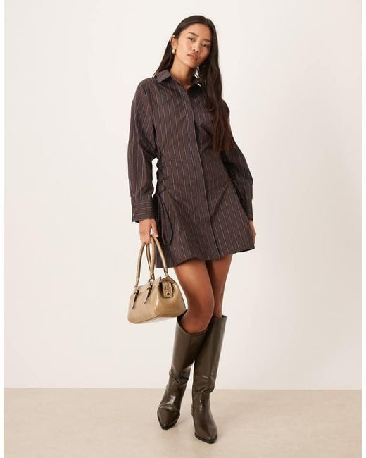 Vestido Camisero Corto Marrón Chocolate A Rayas Con Detalle De Lazada En La Cintura De ASOS de color Natural