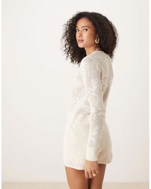 Abercrombie & Fitch White – langärmlige strickjacke aus durchbrochenem strick
