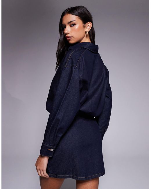 Robe chemise courte en jean avec jupe près du corps et épaulettes - délavage brut ASOS en coloris Blue