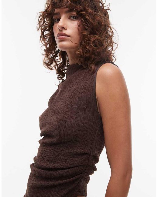 Top Senza Maniche Testurizzato Cioccolato Arricciato di TOPSHOP in Brown