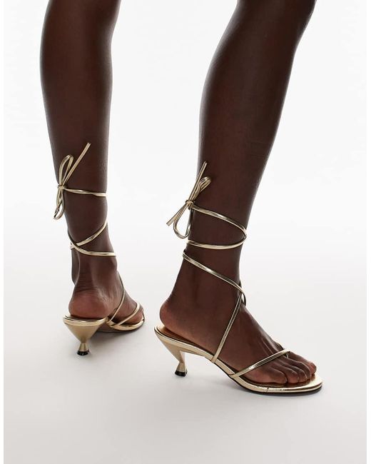 Sandalias Doradas Con Diseño De Tiras Con Tira Al Dedo Y Tacón Medio Imara De TOPSHOP de color White