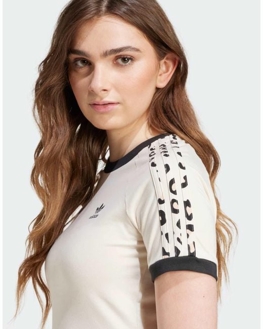 Adidas Originals White Adidas – t-shirt mit den 3 streifen im leopardenmuster