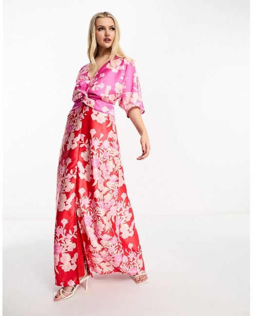 Vestito lungo con maniche a kimono rosa e rosso a fiori a contrasto di Hope & Ivy in Pink