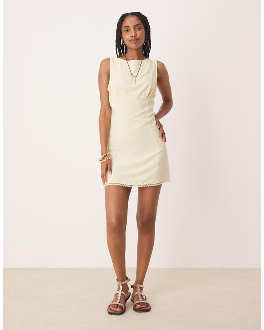 Vestido Corto Amarillo Con Pecho Fruncido Y Ribete De Encaje De ASOS de color Natural
