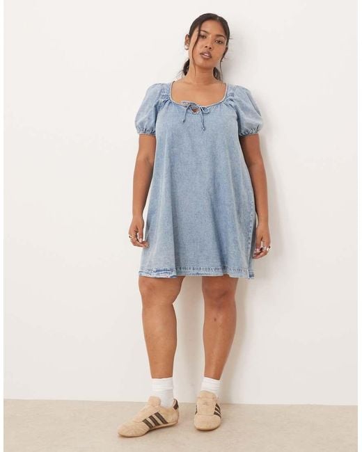 Vestido Vaquero Corto Con Lavado Claro, Mangas Abullonadas Y Detalle De Lazada De Asos Design Curve-Azul ASOS de color Blue