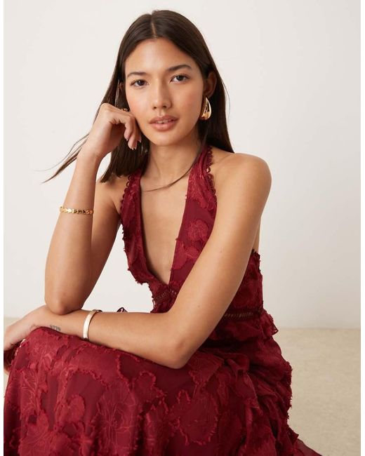 Vestido Largo Con Bajo Asimétrico, Cuello Halter Y Patrón De Jacquard Devoré De ASOS de color Red