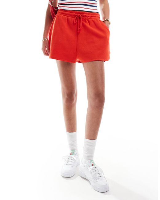 ASOS Red – sweat-shorts im läufer-design