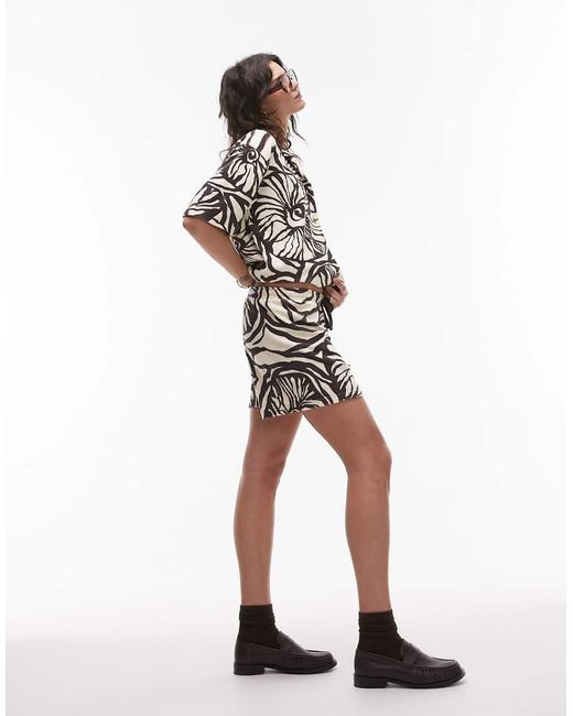 Pantalones Cortos Marrones Con Estampado Floral De Tejido Rizado De (Parte De Un Conjunto) TOPSHOP de color White