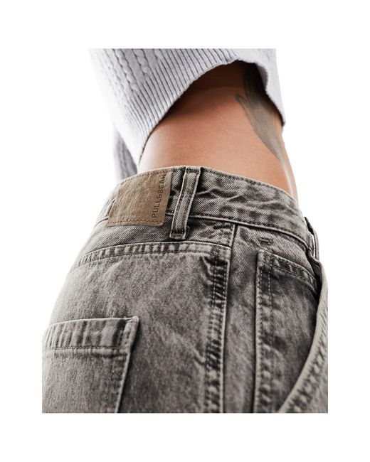 Jeans ampi oversize grigio slavato a vita bassa di Pull&Bear in White