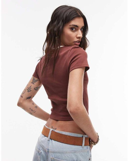 Camiseta Con Diseño Encogido, Ribetes Y Detalle Bordado "Reggio Calabria" De TOPSHOP de color Red