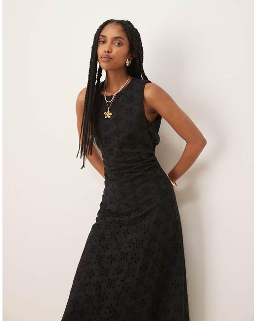 Vestido Acampanado Con Cintura Entallada Fruncida, Diseño Bordado Y Abertura En La Espalda De Mango de color Black