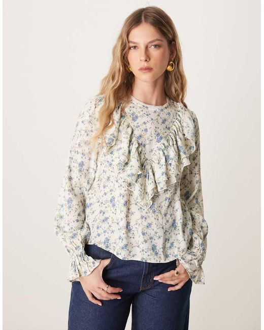 Blusa Bianca A Fiorellini Con Volant Sul Davanti di New Look in Blue