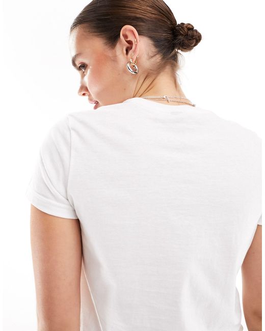 Camiseta blanca muy entallada con estampado gráfico ASOS de color White