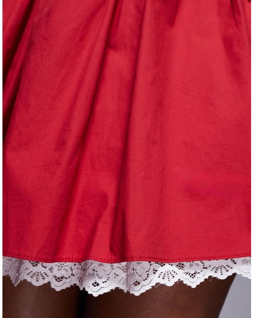 Vestido Corto Rojo De Corte Skater De Popelina Con Escote Palabra De Honor Y Bajo Blanco En Contraste De Encaje Exclusivo De Kaiia de color Red