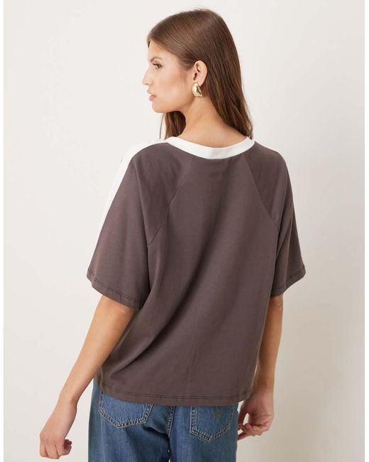 Top Con Cuello De Pico Y Ribetes Color Crema De ASOS de color Gray