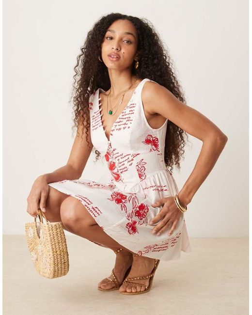 Vestido Corto Abotonado Con Estampado Floral Rojo, Cuello De Pico Y Cintura Baja De ASOS de color Pink