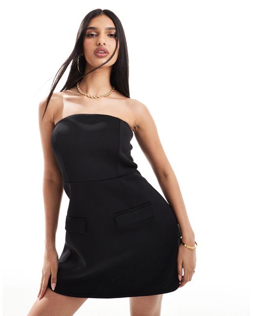 Vestido corto estructurado con escote palabra In The Style de color Black