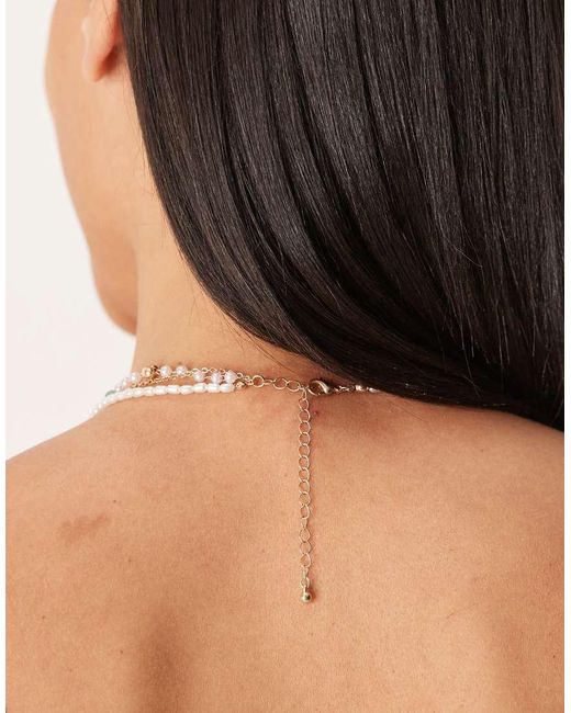 Collar De Varias Hileras Con Fragmentos Verdes De Piedra Sintética Y Detalle De Perla De ASOS de color Natural