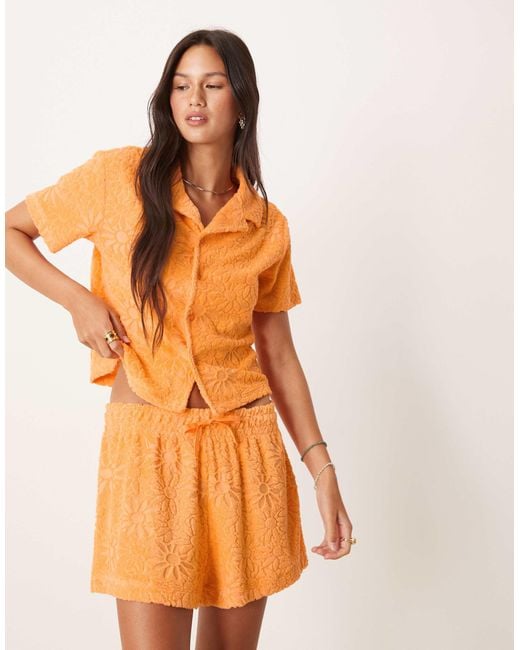 Short d'ensemble style caleçon en tissu éponge à fleurs texturées ASOS en coloris Orange