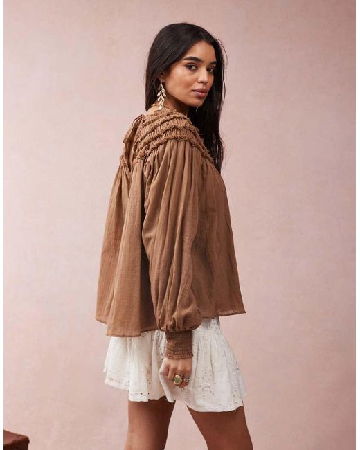 Top Con Carré Raccolto E Allacciatura Al Collo di ASOS in Brown