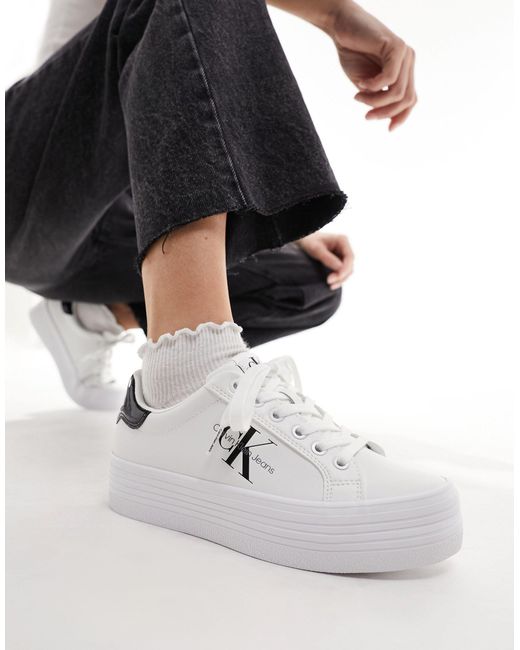 Calvin Klein White – bold – mehrfarbige sneaker zum schnüren mit flacher vulkanisierter plateausohle und niedrigem schaft