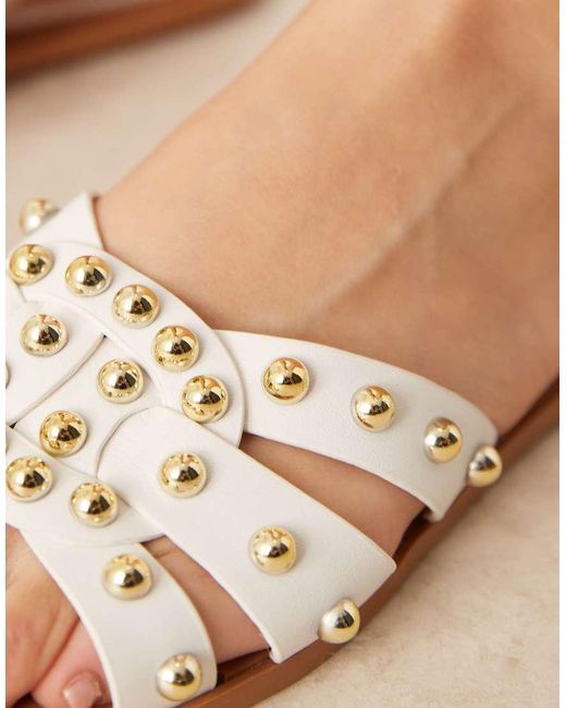 Glamorous Platte Sandalen Met Brede Pasvorm En Studs in het Natural