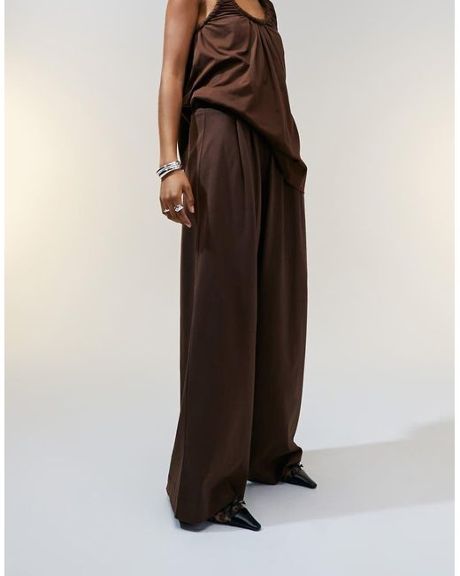 Pantalones Marrón De Pernera Ancha Con Pinzas Delanteras De Tejido Grueso De (Parte De Un Conjunto)-Blanco ASOS de color Brown