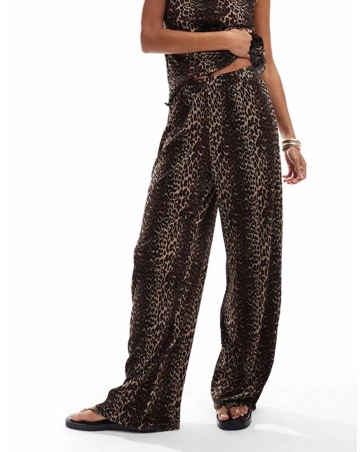 Pieces Brown – weit geschnittene hose mit leopardenmuster und engen plissee-falten, kombiteil