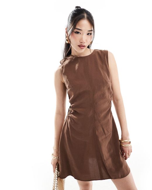 Vestito corto color cioccolato con cut-out e anello di ASOS in Brown