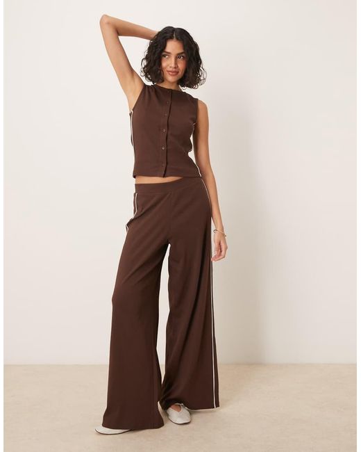 Top Marrón Abotonado Con Cuello Redondo Y Ribetes En Contraste De (Parte De Un Conjunto) ASOS de color Brown