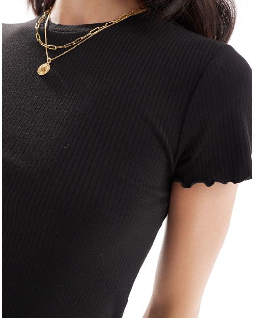 T-shirt à manches courtes avec bord ondulé Pieces en coloris Black