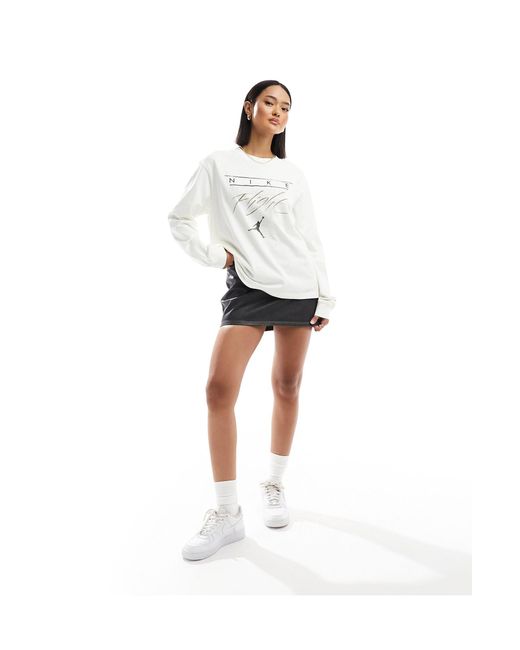 T-shirt a maniche lunghe sporco con stampa grafica di Nike in White