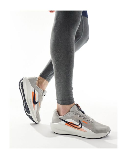 Downshifter 13 - sneakers grigie e arancioni di Nike in Gray da Uomo