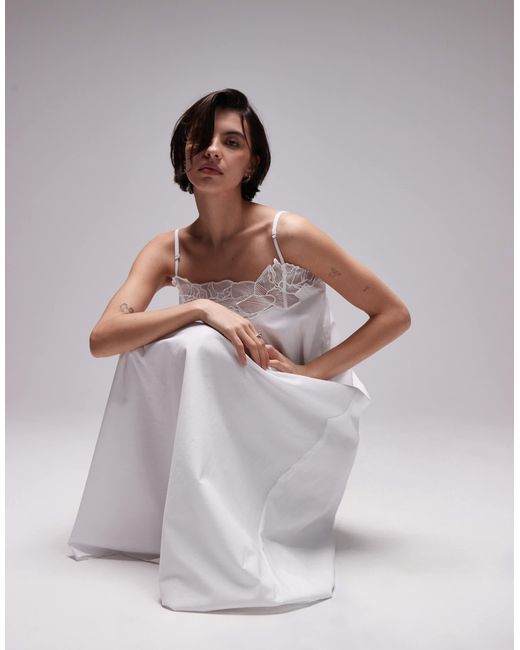 Robe trapèze longue à bretelles fines avec bordure en dentelle fleurie SNDY'S en coloris Gray