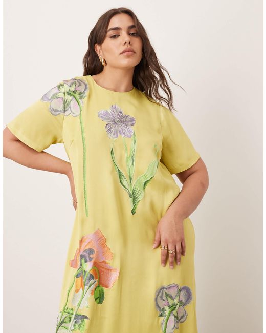 Curve - robe t-shirt longue en satin à broderies florales - citron ARRANGE en coloris Metallic