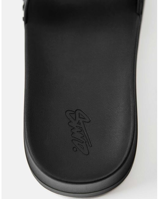 Pull&Bear – gummierte sandalen in Black für Herren