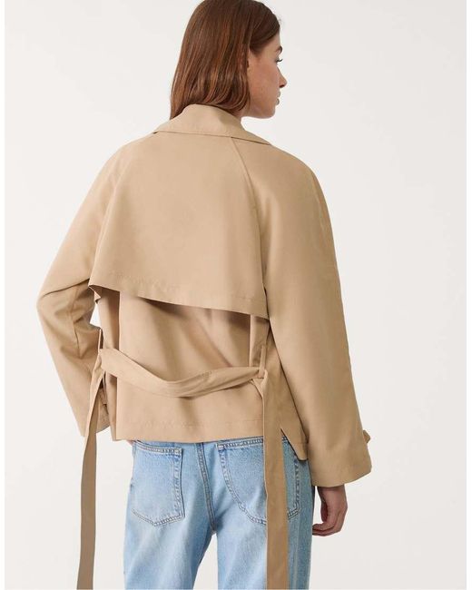 Trench Corto Morbido Color Crema Con Cintura di Stradivarius in Blue