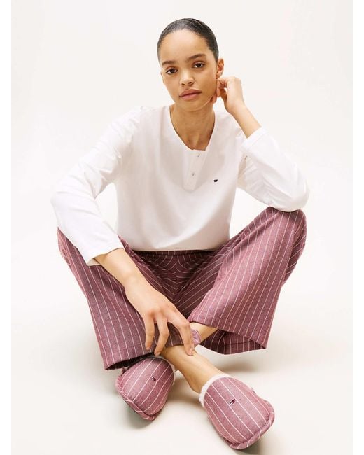Tommy Hilfiger White – essential – geschenkset mit pyjama aus mehrfarbigem flanell und hausschuhen