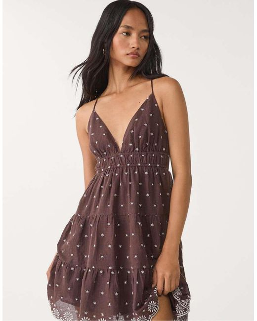 Stradivarius Korte Jurk Met Borduursel in het Purple