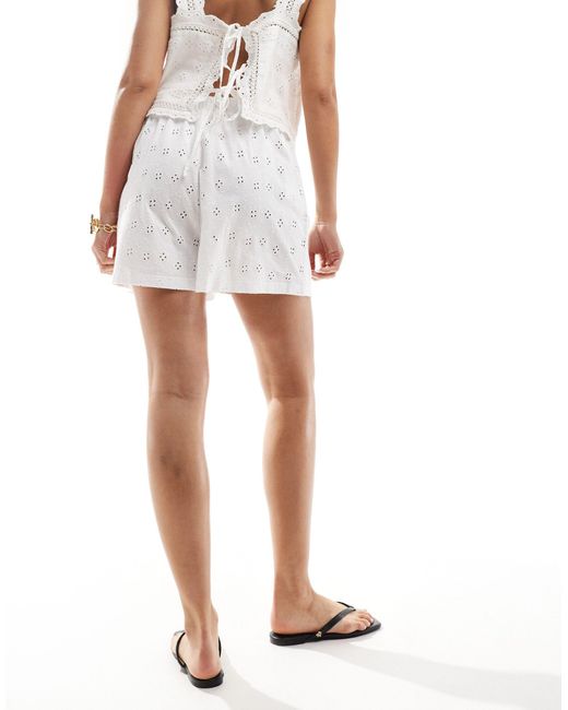 Pantalones cortos s estilo bóxer con bordado inglés ASOS de color White