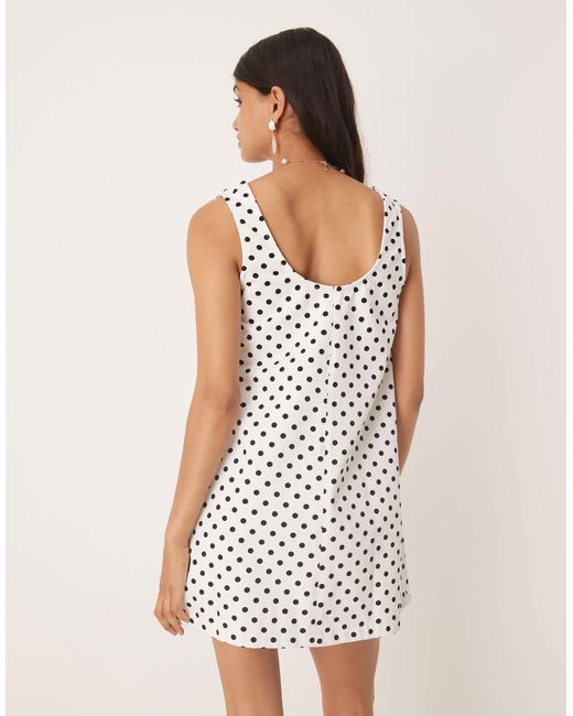 Robe courte en denim à encolure dégagée avec nœud à l'avant - pois ASOS en coloris Natural