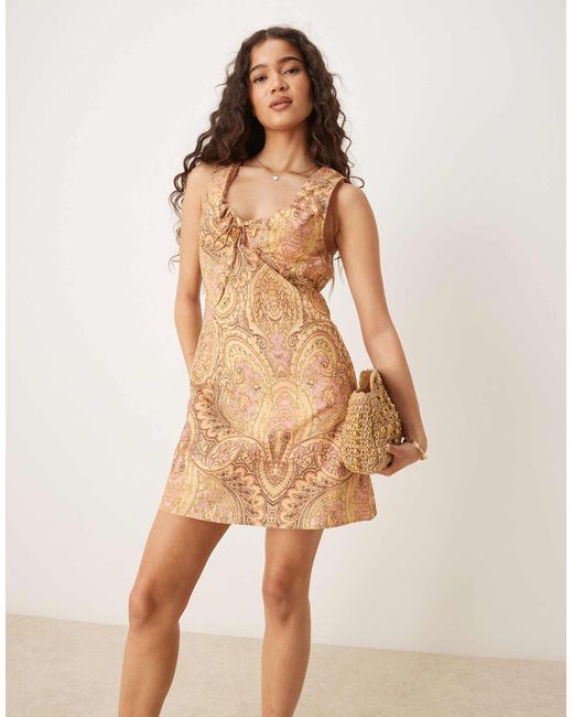 ASOS Natural – minikleid mit gerafftem halsausschnitt und verwaschenem paisley-muster