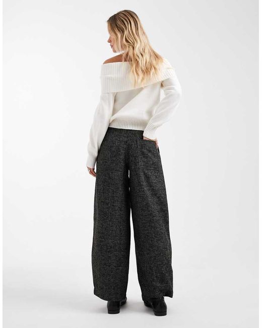 Pantalones Monocromáticos De Pernera Barrel A Cuadros Texturizados Con Detalle De Costuras De Petite-Negro ASOS de color White