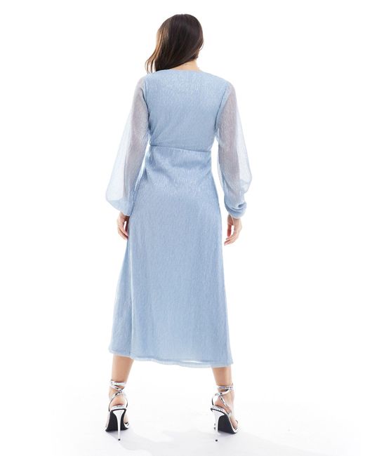 Vestito metallizzato plissé con nodo sul davanti e gonna al polpaccio di Pretty Lavish in Blue