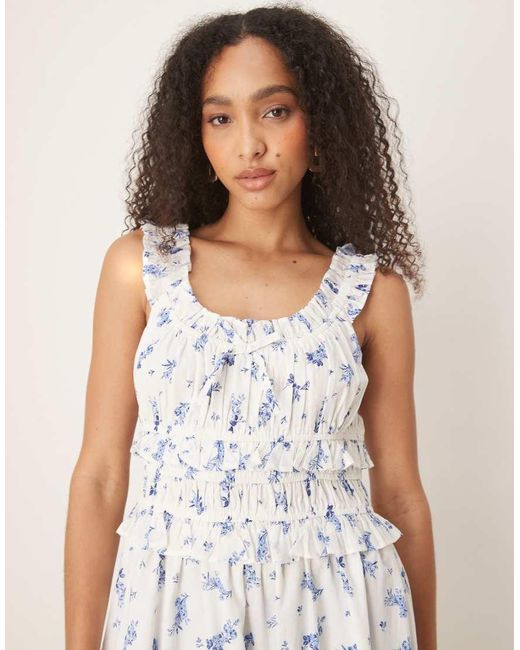 Vestido Midi Blanco Con Estampado Floral Azul Y Detalle De Volantes Ariel De Nobody's Child de color Natural