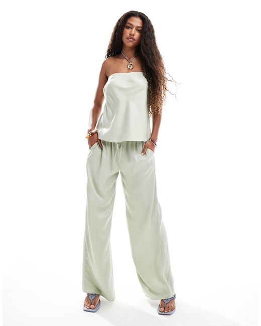 Top d'ensemble long et évasé en satin à encolure bandeau - sauge ASOS en coloris White